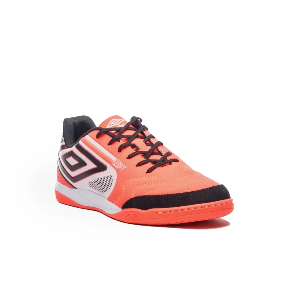 Chuteira Umbro Pro 5 Bump laranja vista frontal mostrando detalhes do cabedal e design.